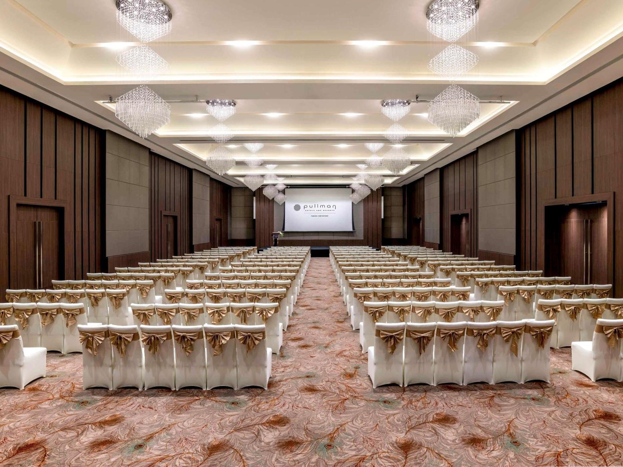 Pullman Centrepoint Hotel 5*
